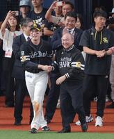 栗原（左）に連れられて胴上げの輪に向かう孫正義オーナー（撮影・立川洋一郎）