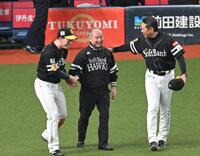 栗原（左）、小久保監督と優勝を喜ぶ孫会長（撮影・飯室逸平）