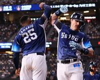 ４回、同点２ランを放ち、カナリオ（左）とエルボータッチを交わすネビン（撮影・中島達哉）