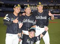 中村晃（中央）を囲む柳田（右）らナイン（撮影・坂部計介）