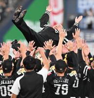 胴上げされる孫正義オーナー（撮影・高部洋祐）