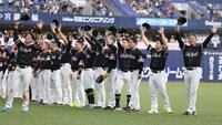スタンドのファンに挨拶をする小久保監督らナイン（撮影・坂部計介）