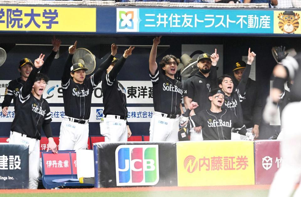 　１０回、栗原の先制打に沸くソフトバンクナイン（撮影・高部洋祐）