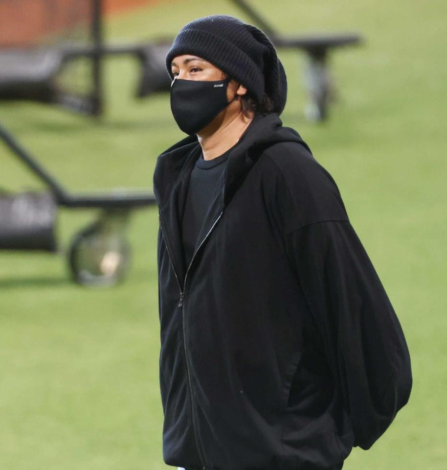 　練習を見守る新庄監督