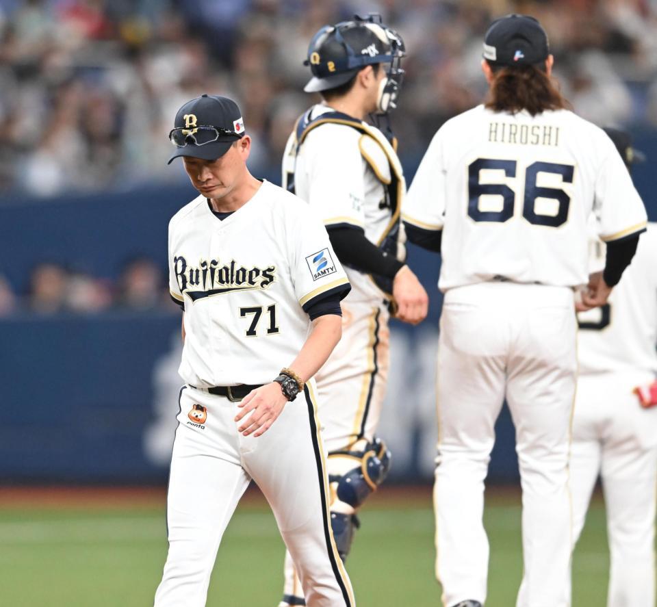 １０回、オリックス・博志（６６）にマウンドを託し、ベンチに戻るオリックス・岸田護監督＝京セラドーム（撮影・高部洋祐）