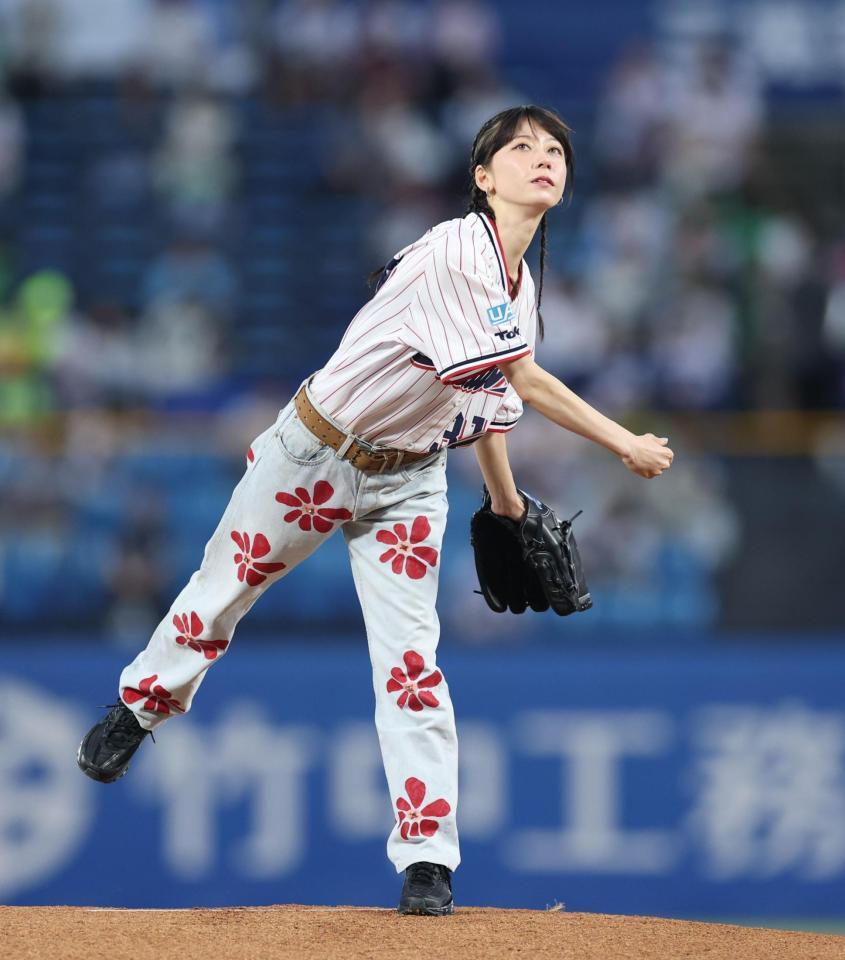 ファーストピッチセレモニーを務めた佐藤菫（ＳＵＭＩＲＥ）＝撮影・金田祐二