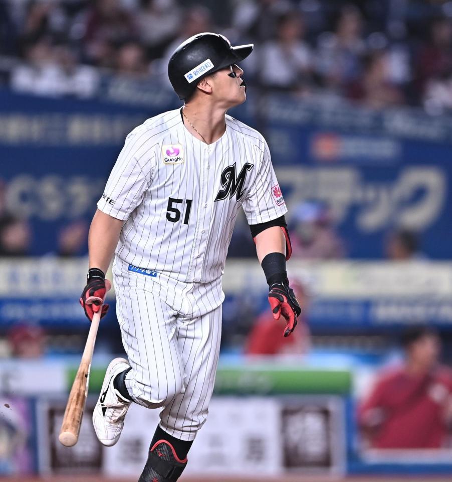 １回、レフトへ先制の３１号ソロを放ち打球を見上げる山口（撮影・開出牧）