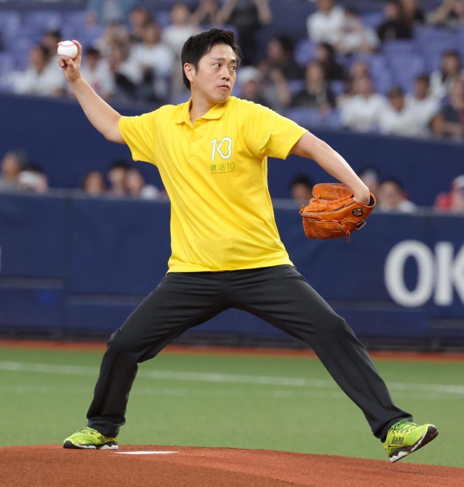 始球式を行う吉村洋文大阪府知事（撮影・坂部計介）
