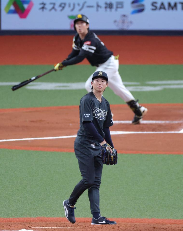 ６回、柳町達に同点適時打を打たれる曽谷（撮影・立川洋一郎）