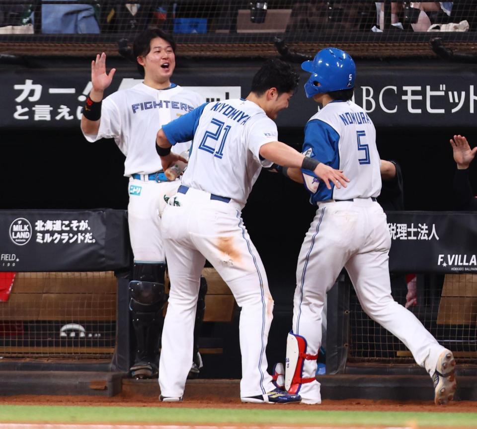 ６回、ソロを放った野村（右）を迎える進藤（左）、清宮幸（撮影・中島達哉）
