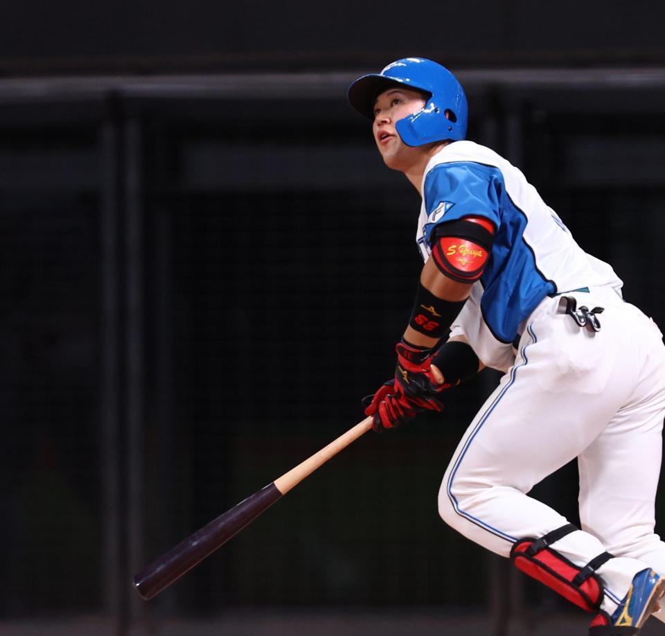 ５回、勝ち越しとなるソロを放つ進藤（撮影・中島達哉）