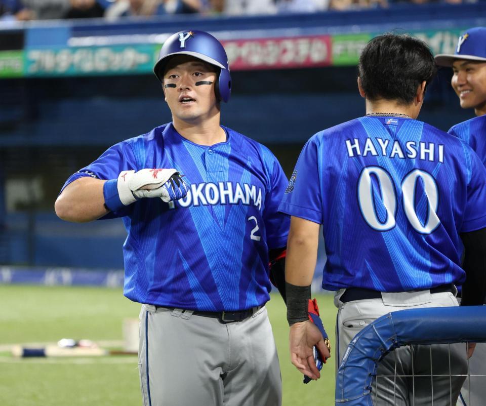 ３回、先制ソロを放ち“デスターシャ”をきめる牧（撮影・金田祐二）