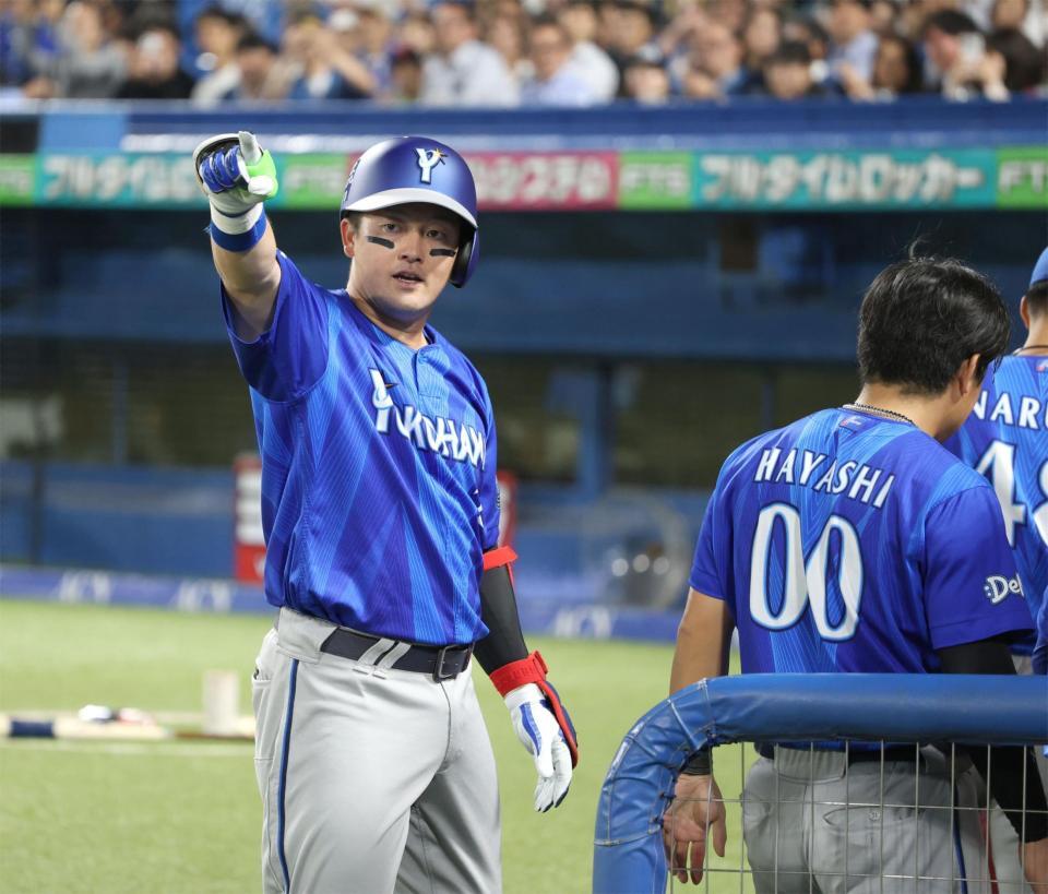３回、先制ソロを放ちスタンドを指さす牧（撮影・金田祐二）