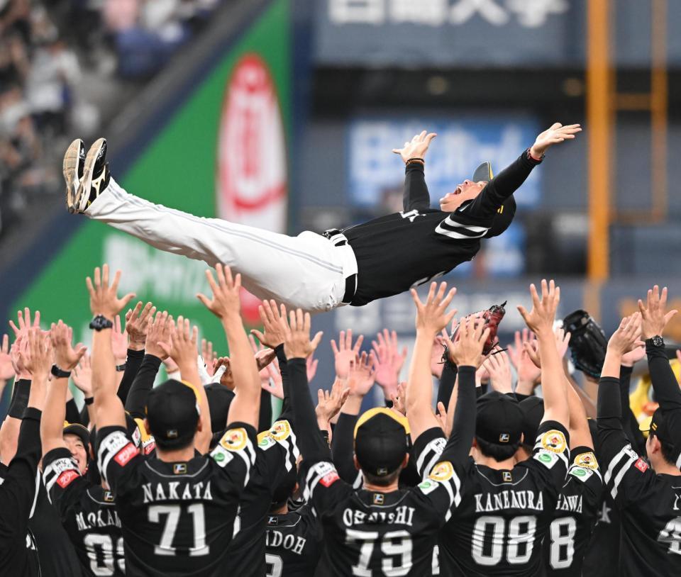 ナインに胴上げされる小久保監督（撮影・高部洋祐）