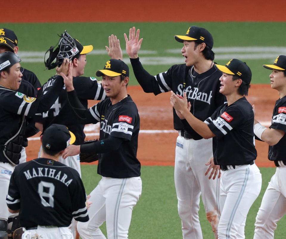 パ・リーグ優勝を決め栗原（中央左奥）とタッチを交わす柳田（撮影・立川洋一郎）
