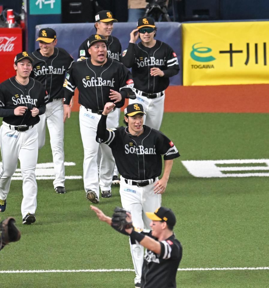 優勝を決め、歓喜の輪へ駆け出す柳田（撮影・飯室逸平）