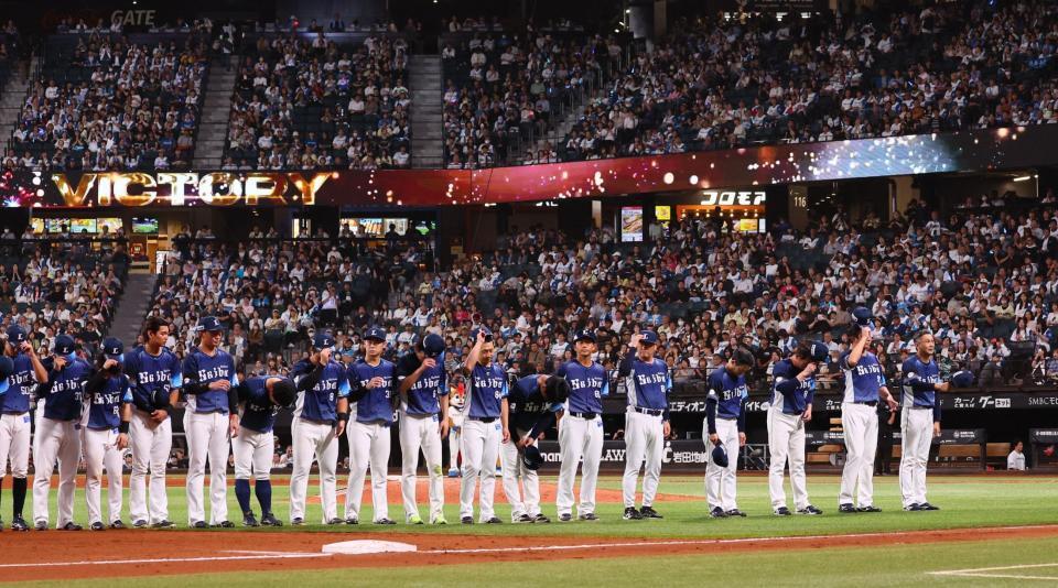 今季日本ハムとの最終戦を終え、スタンドのファンにあいさつする西口監督（右）らナイン（撮影・中島達哉）