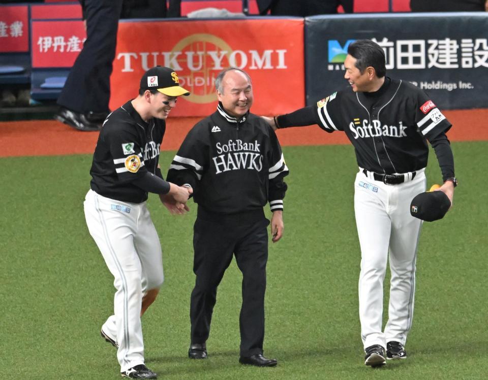 栗原（左）、小久保監督と優勝を喜ぶ孫会長（撮影・飯室逸平）