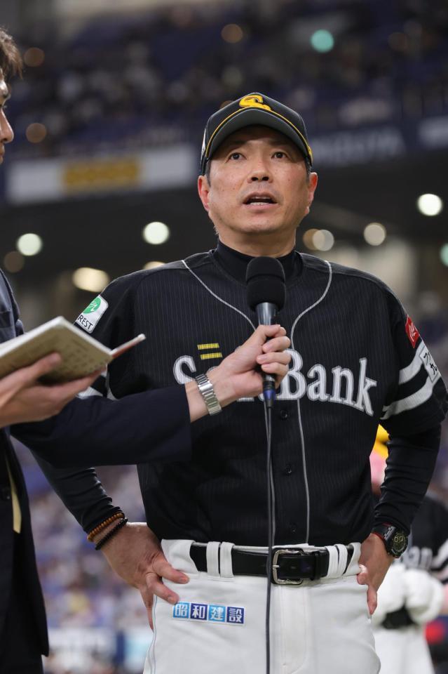 インタビューにこたえる小久保監督（撮影・坂部計介）