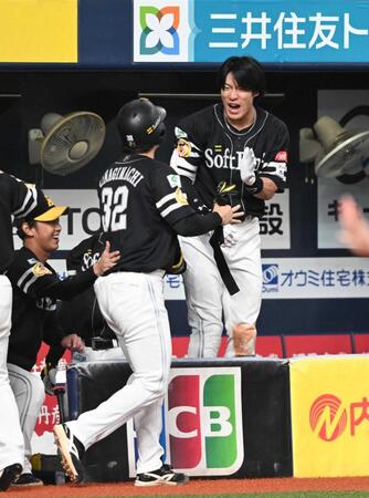 　６回、牧原大の勝ち越し打で生還した柳町を迎える柳田