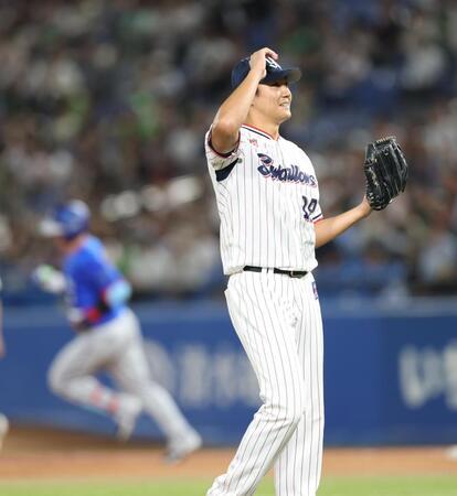 ３回、牧に先制ソロを浴び苦笑いの奧川（撮影・金田祐二）