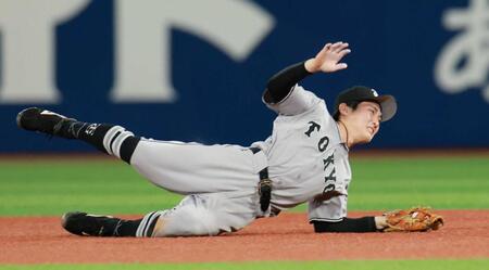 　１４日のＤｅＮＡ戦、蝦名の打球を好捕する浦田