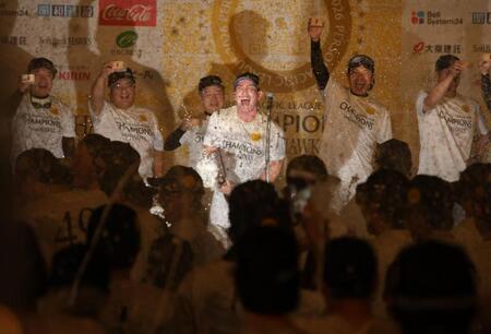 栗原の音頭で祝勝会がスタート（撮影・坂部計介）