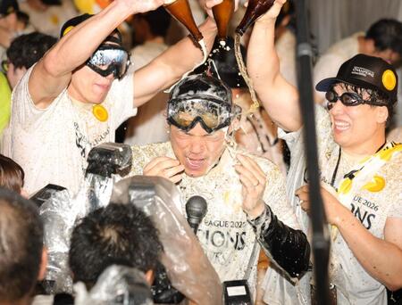 背後からビールをかけられ悲鳴をあげる小久保監督（撮影・坂部計介）