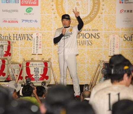 挨拶をするソフトバンク・小久保裕紀監督＝京セラドーム大阪（撮影・坂部計介）