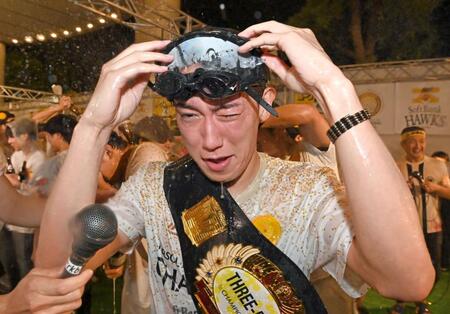 ビールかけを楽しむソフトバンク・大津亮介＝ホテルニューオータニ大阪（撮影・高部洋祐）