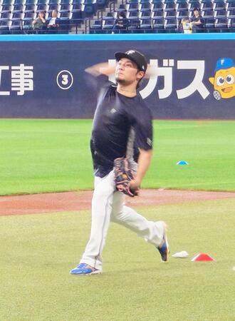練習する伊藤