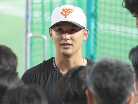 試合前の練習後、報道陣の質問に答える吉川尚