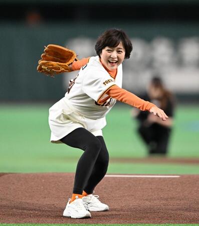 始球式を行う三田寛子（撮影・堀内翔）