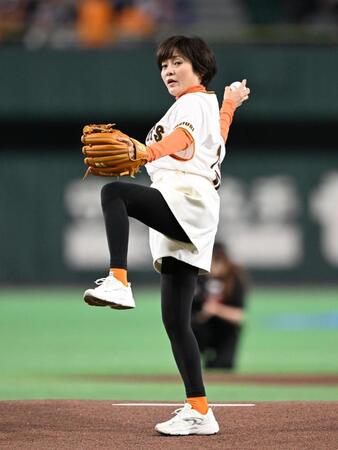 始球式を行う三田寛子＝東京ドーム（撮影・堀内翔）