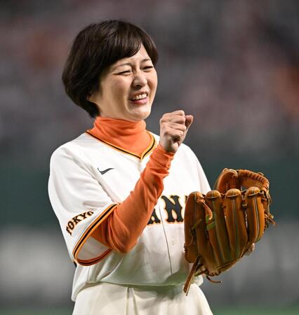始球式を行った三田寛子＝東京ドーム（撮影・堀内翔）