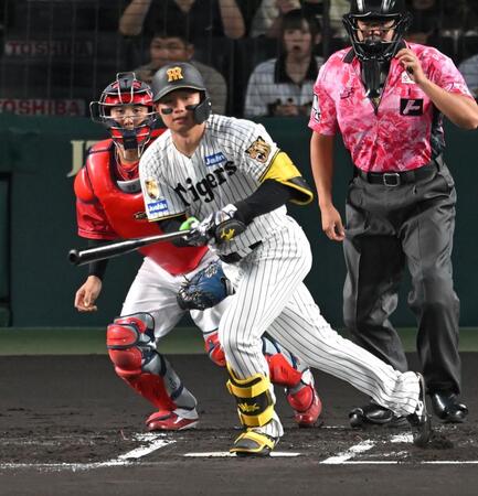 １回、中前打を放つ森下（撮影・飯室逸平）