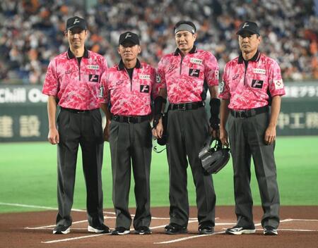 ピンクユニフォームを着用する審判員（撮影・堀内翔）