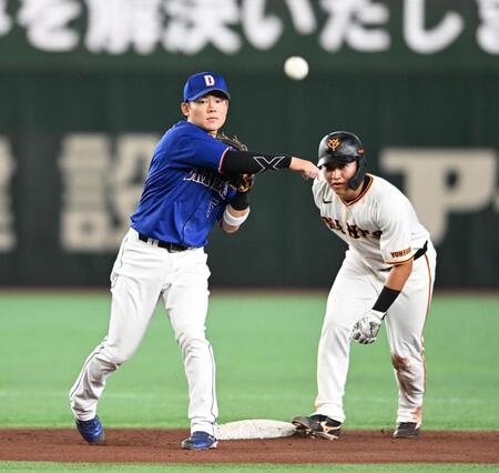 ３回、遊撃手の村松が一塁に送球して併殺となる。一走・笹原（撮影・堀内翔）