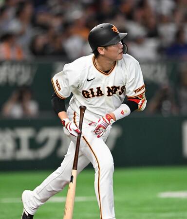 ８回、坂本が右中間に二塁打を放つ（撮影・堀内翔）