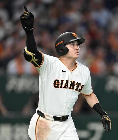 ９回、サヨナラ２ランを放つ泉口（撮影・堀内翔）