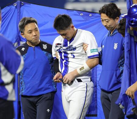 ８回、先制打を放ったサンタナのバットが当たるも、ベンチへ引き揚げる松尾（撮影・西岡正）