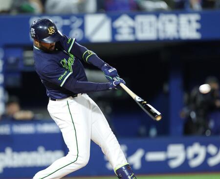 ８回ヤクルト１死一、二塁、右前に先制打を放つヤクルト　ドミンゴ・サンタナ＝横浜スタジアム（撮影・西岡正）