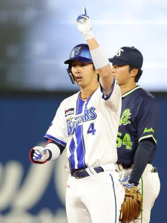 ４回、二塁打を放ち、ベンチへ向かって手を上げる度会（撮影・西岡正）