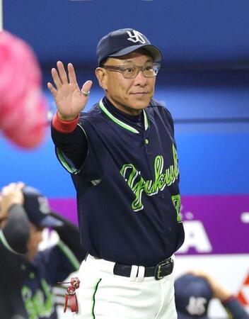 ７回、選手交代を告げる池山監督（撮影・西岡正）