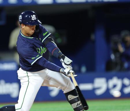 ８回、適時打を放つ松下（撮影・西岡正）