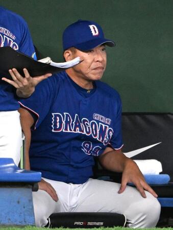 ６回、ベンチから試合を見つめる井上監督（撮影・堀内翔）