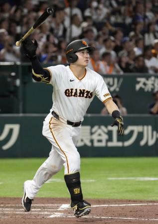 　９回巨人１死一塁、泉口が右越えにサヨナラ２ランを放つ＝東京ドーム