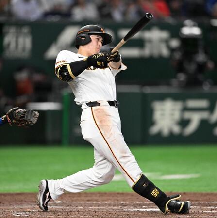 ９回、泉口が右越にサヨナラ２ランを放つ（撮影・堀内翔）