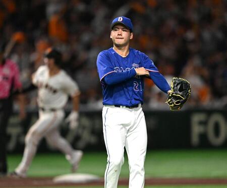 ９回、泉口にサヨナラ２ランを浴びた金丸。後方は巨人・松本（撮影・堀内翔）