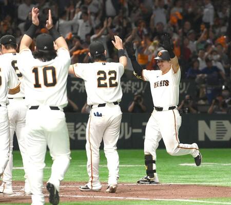 ９回、サヨナラ２ランを放ち生還する泉口（右）＝撮影・堀内翔